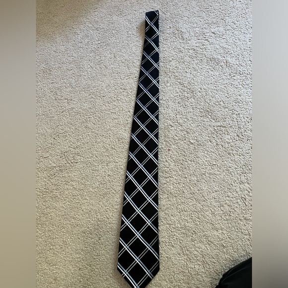 Tommy Hilfiger Men’s Tie Black With Blue White Gray Striped Accent - Picture 2 of 4